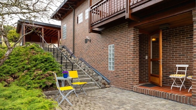 Underetasjen har et eget inngangsparti med god plass til sittegruppe.