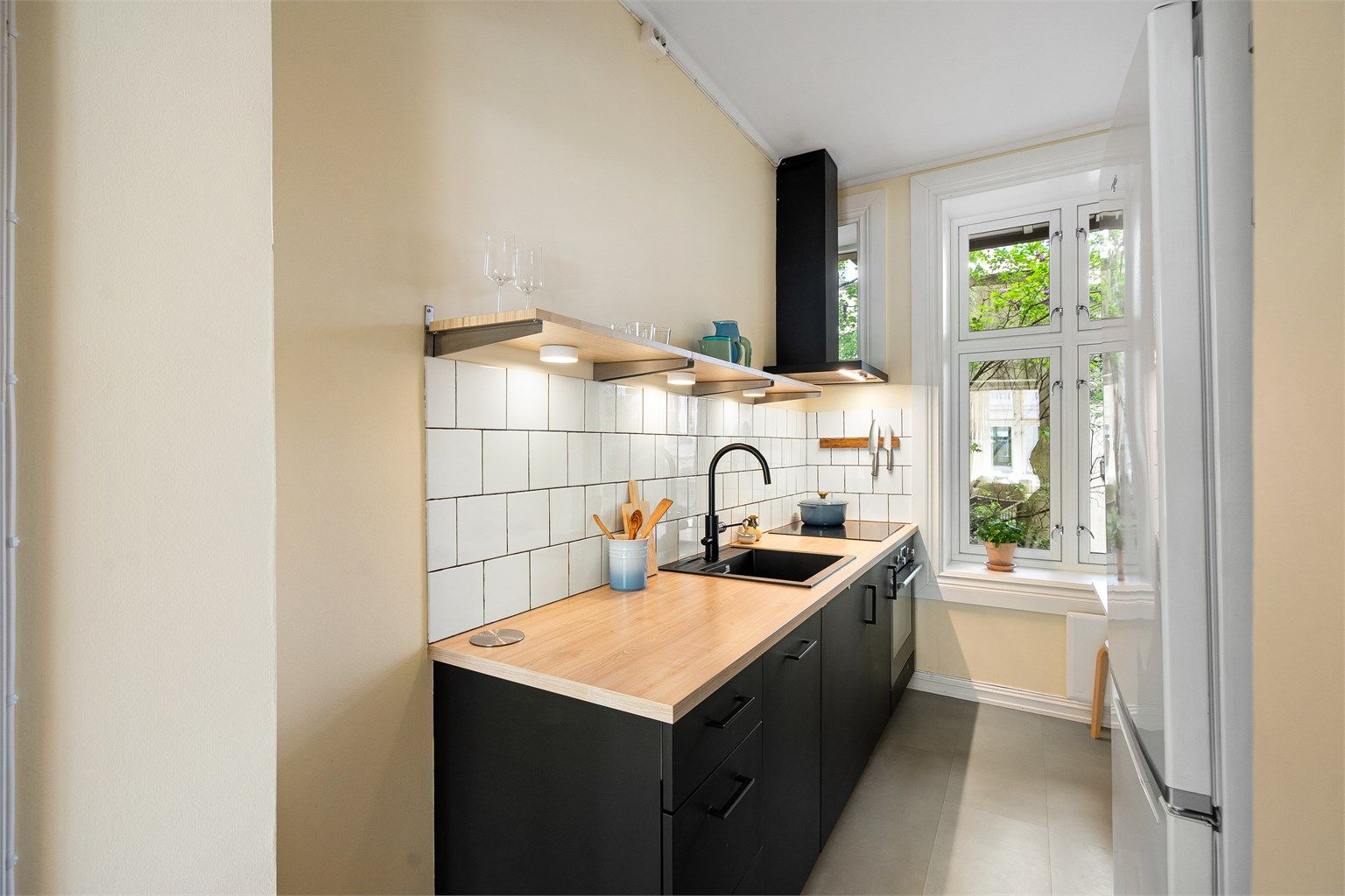 Det er delvis integrerte hvitevarer som stekeovn med induksjon platetopp og oppvaskmaskin (45cm). Det er frittstående kjøleskap med fryser. 