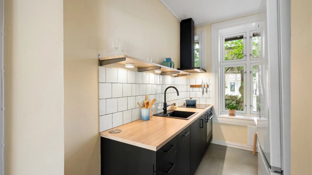 Det er delvis integrerte hvitevarer som stekeovn med induksjon platetopp og oppvaskmaskin (45cm). Det er frittstående kjøleskap med fryser.
