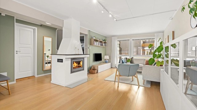 Den innebygde peisovnen gir både varme og hygge i stuen.