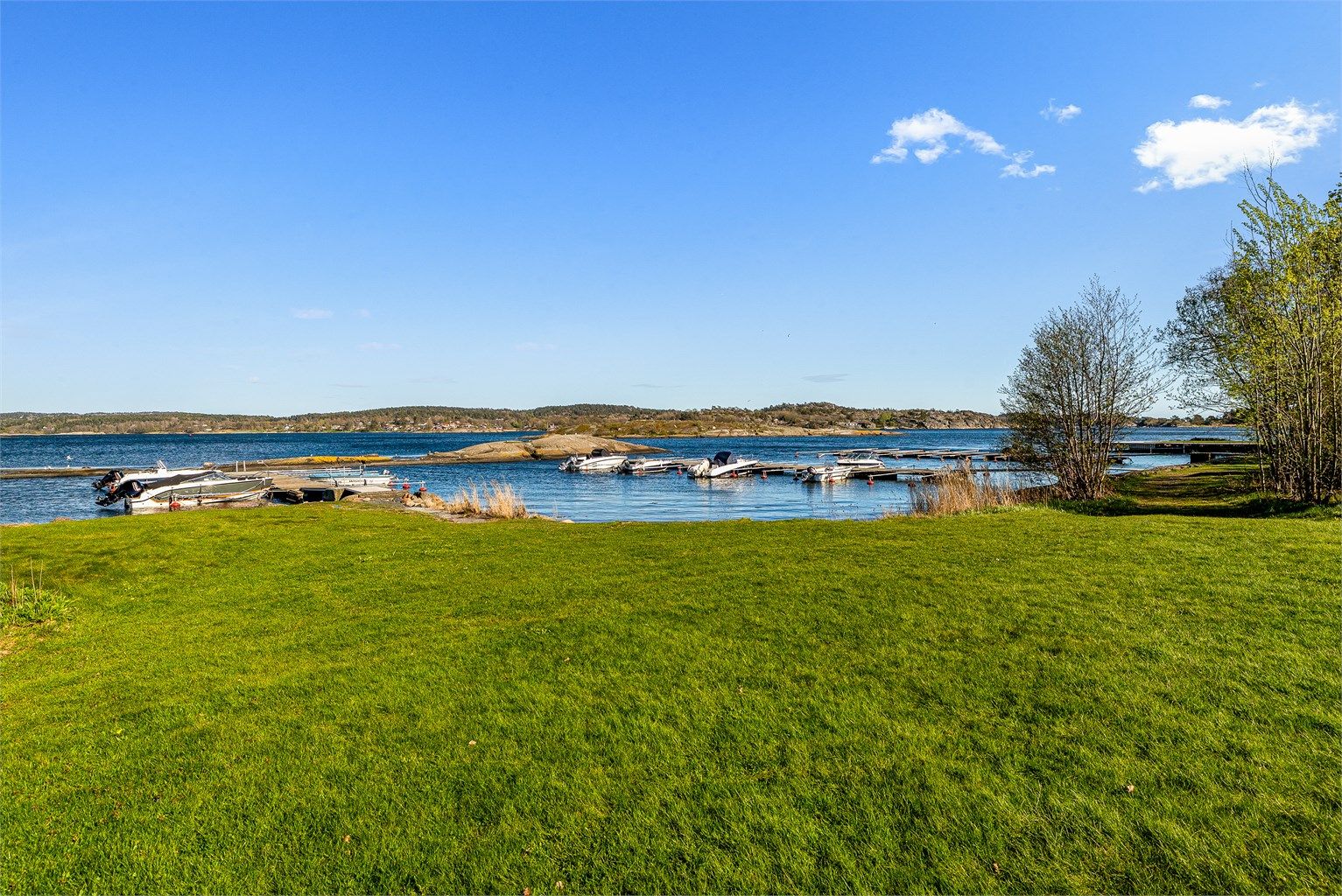 Området er en virkelig sommerperle i kjente Viksfjord. I populære og trygge omgivelser har hytteeierne i området hatt gode og flotte sommere i flere generasjoner. Her kan de håpefulle leke trygt i gode omgivelser.