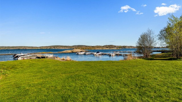Området er en virkelig sommerperle i kjente Viksfjord. I populære og trygge omgivelser har hytteeierne i området hatt gode og flotte sommere i flere generasjoner. Her kan de håpefulle leke trygt i gode omgivelser.
