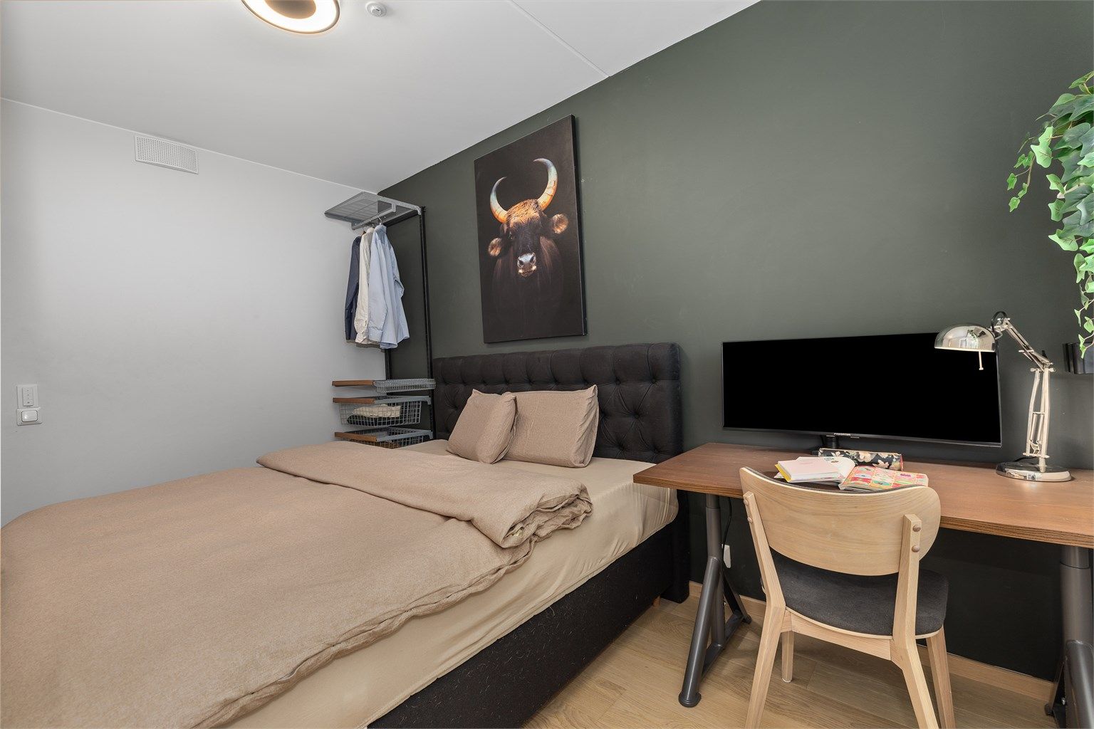 Soverom med plass til både seng og skrivebord.