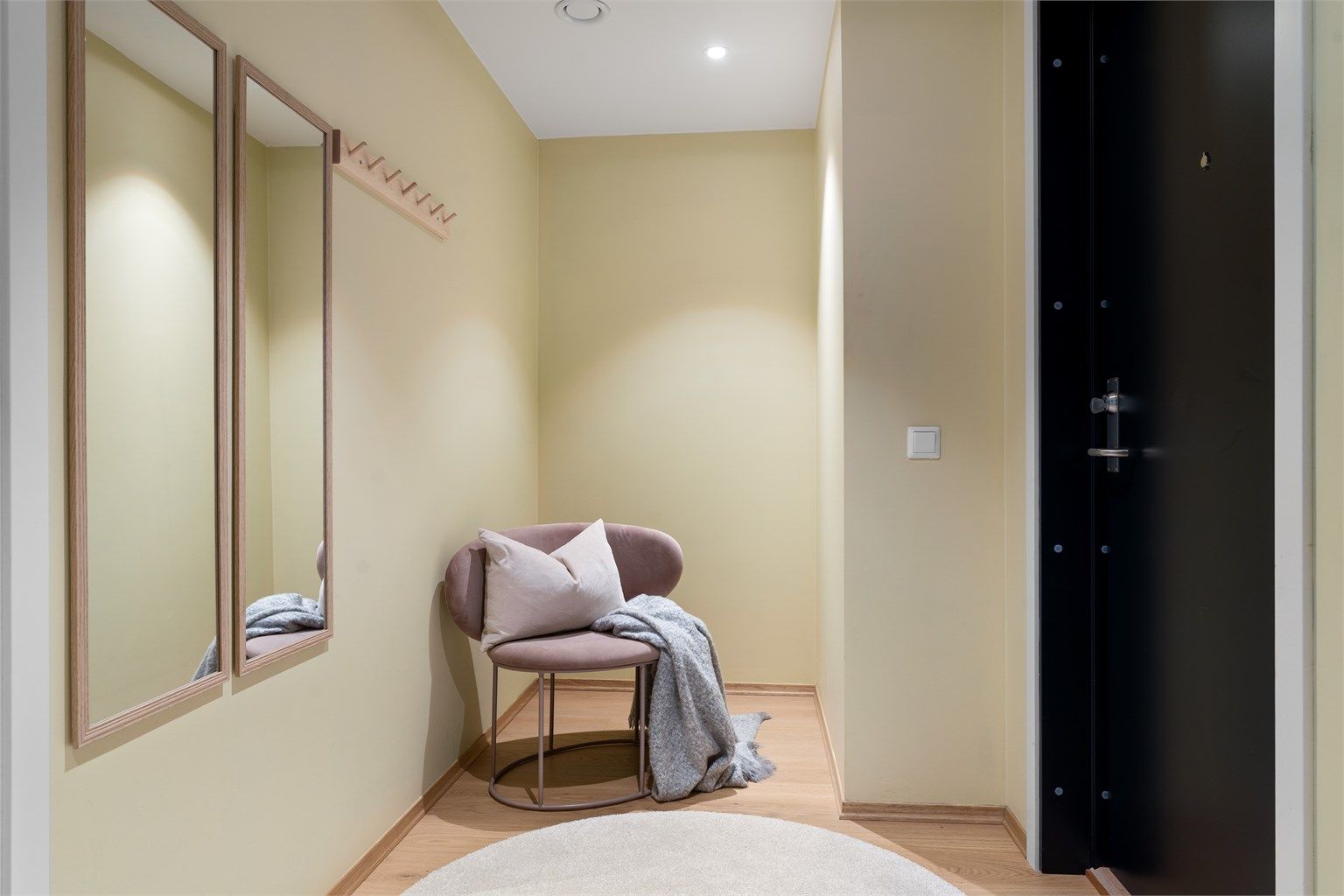 Velkommen inn! En romslig entré med god plass til å henge fra seg diverse yttertøy, samt god plass for garderobeskap. 