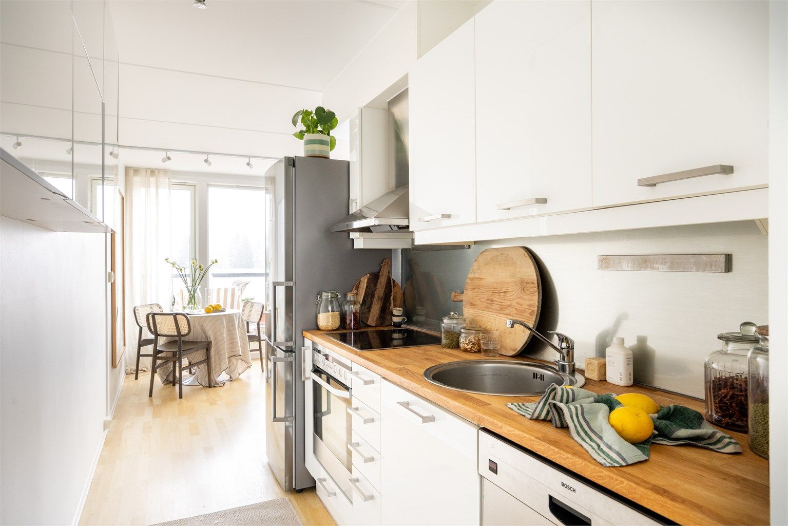 Kjøkken med delvis åpen løsning med stuen, som sørger for en god kommunikasjon.