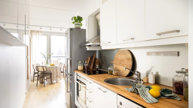 Kjøkken med delvis åpen løsning med stuen, som sørger for en god kommunikasjon.