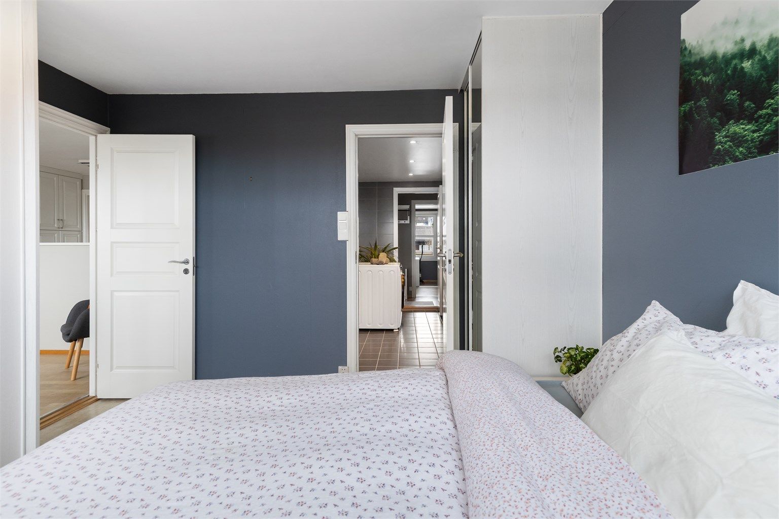 Fra sengen ser man den praktiske tilknytningen til både badet. 