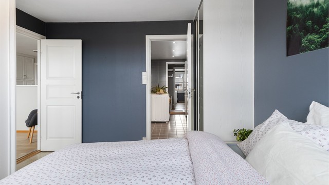 Fra sengen ser man den praktiske tilknytningen til både badet.