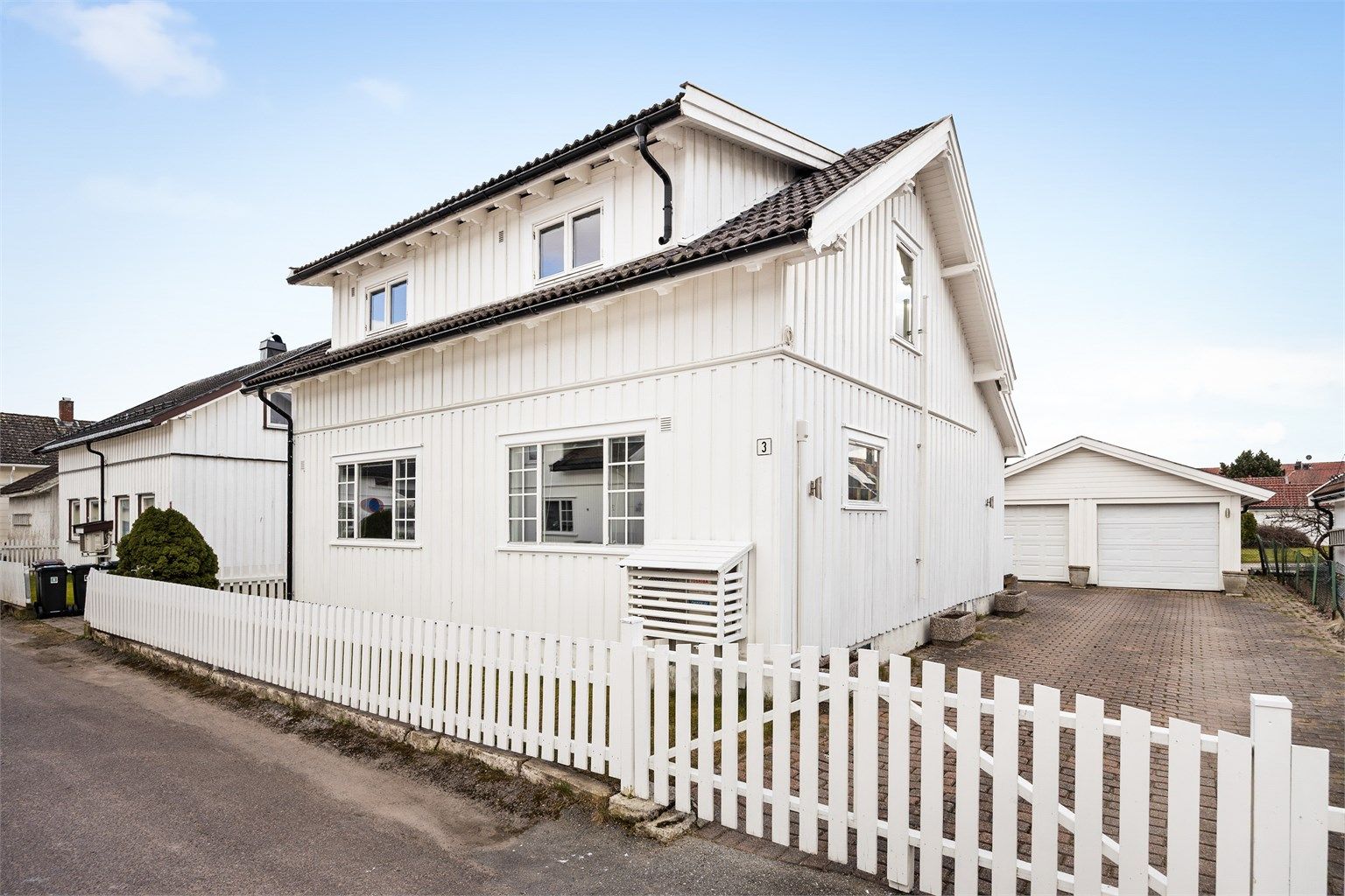 God plass til parkering i gårdsplass og dobbelgarasje.