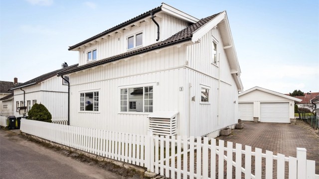 God plass til parkering i gårdsplass og dobbelgarasje.