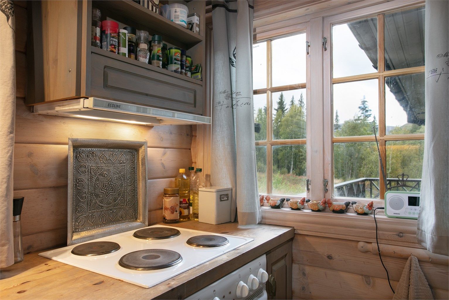 Kjøkkenet er utstyrt med platetopp, stekeovn og ventilator med avtrekk ut.