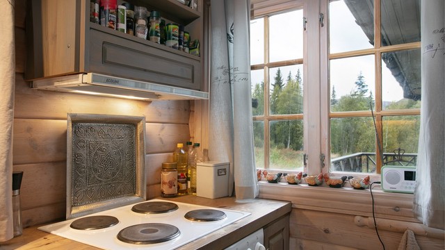 Kjøkkenet er utstyrt med platetopp, stekeovn og ventilator med avtrekk ut.