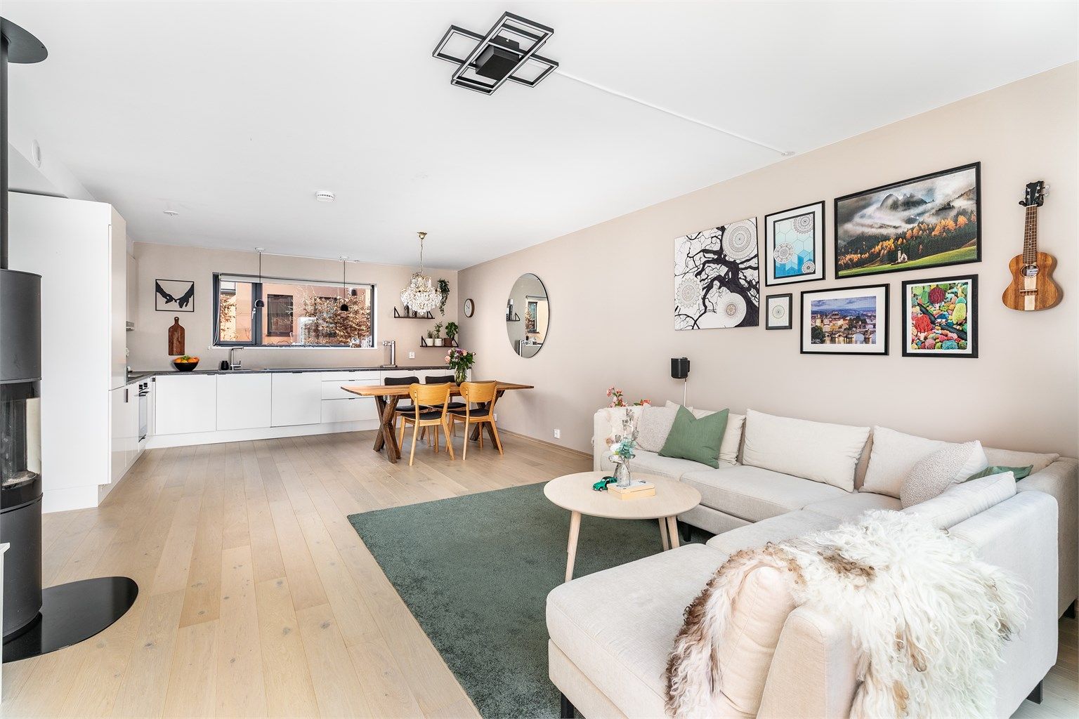 På stuens syv meter lange gulvflate er det uten trengsel rom for både sofahjørne og spisegruppe.