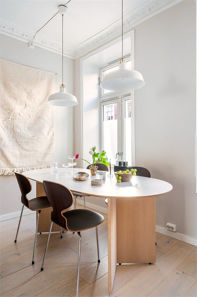 Den åpne løsningen gir god plass til en hyggelig spiseplass i tilknytning til kjøkkenet.