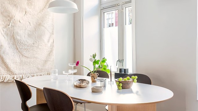 Den åpne løsningen gir god plass til en hyggelig spiseplass i tilknytning til kjøkkenet.