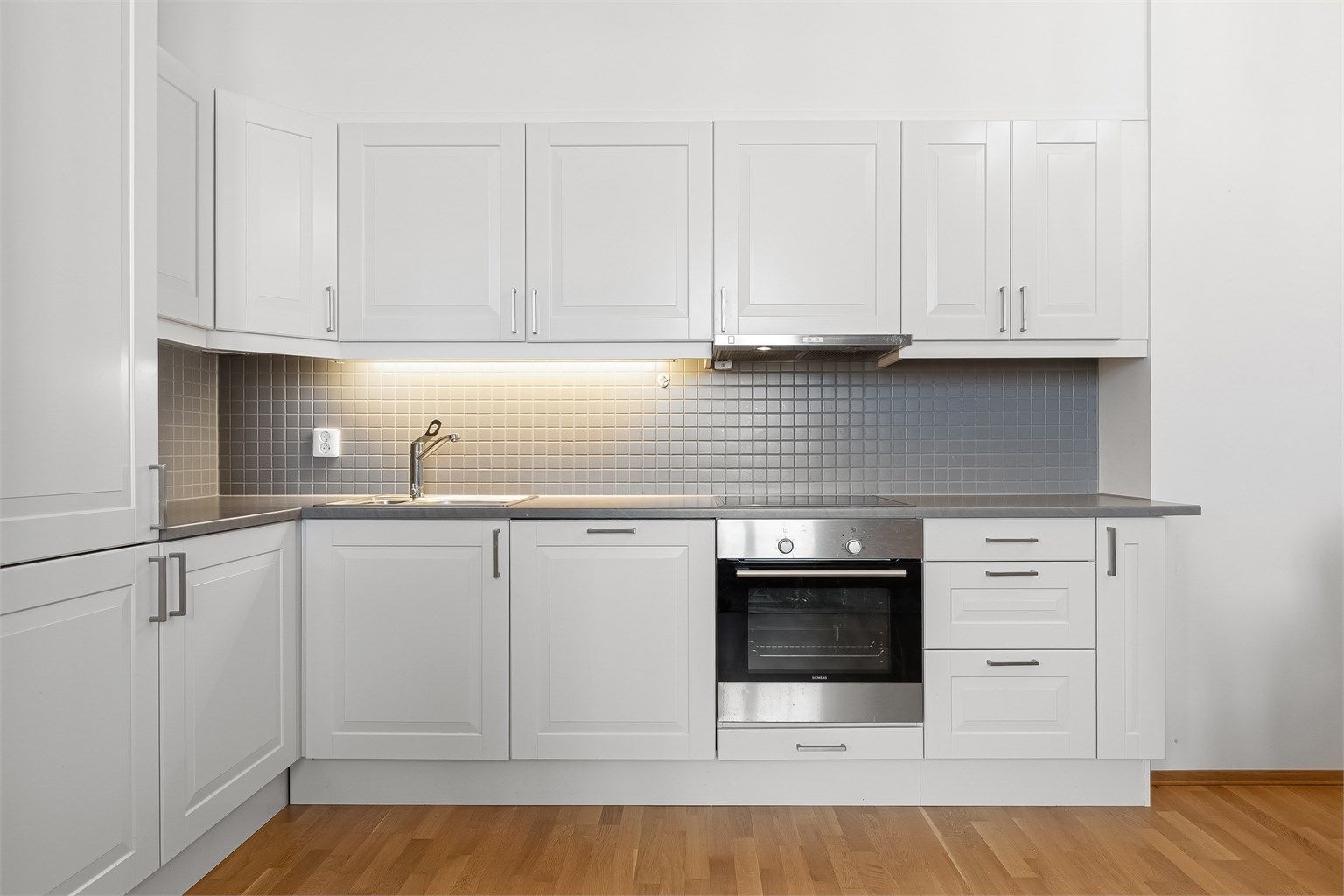 Stilrent kjøkken med integrerte hvitevarer