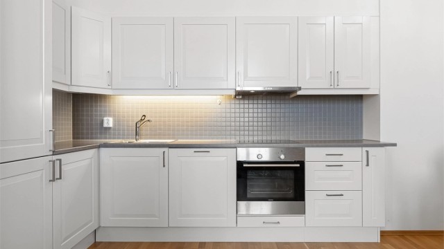 Stilrent kjøkken med integrerte hvitevarer