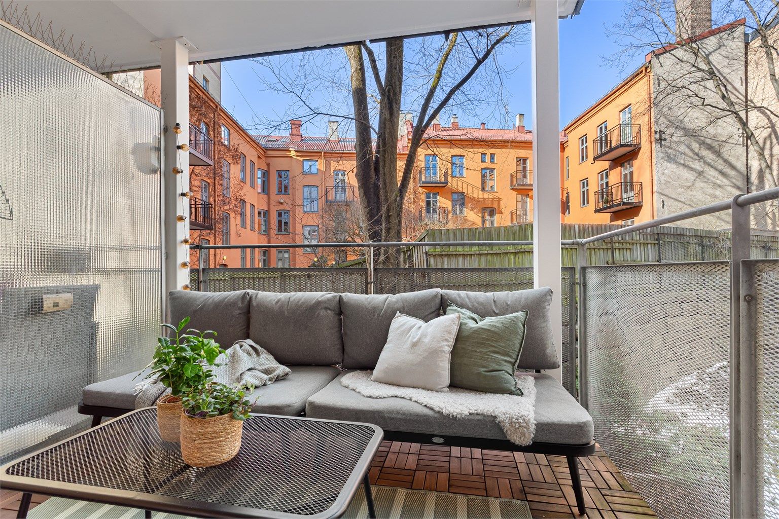 Fra stuen er det utgang til en vestvendt balkong på ca. 6,5 m². 