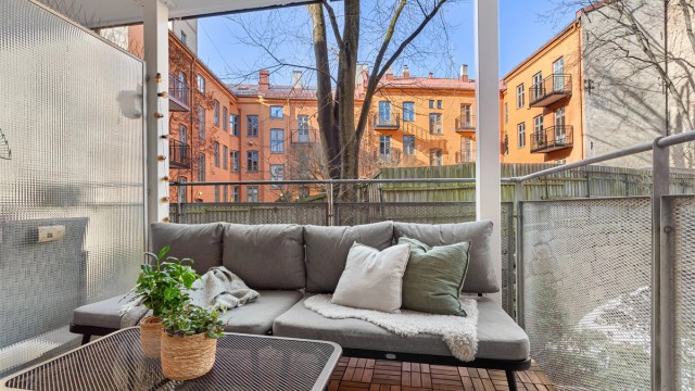 Fra stuen er det utgang til en vestvendt balkong på ca. 6,5 m².