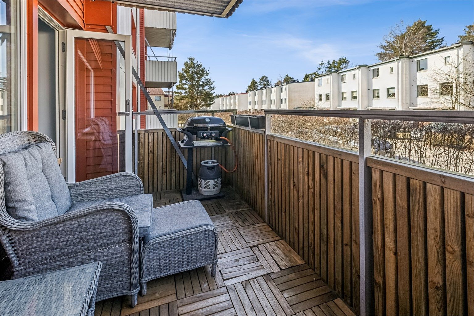 Solrik vestvendt balkong på ca. 7 m² har god plass til en sittegruppe.