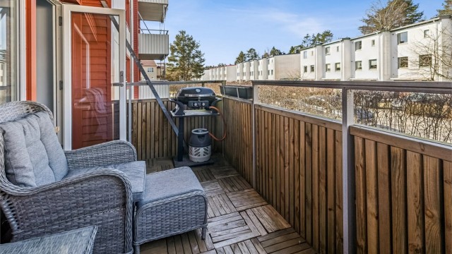 Solrik vestvendt balkong på ca. 7 m² har god plass til en sittegruppe.