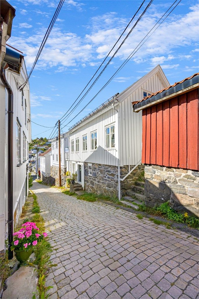 Her bor du i en idyllisk sørlandsgate, kun noen meter fra havna og sentrumskjernen.
