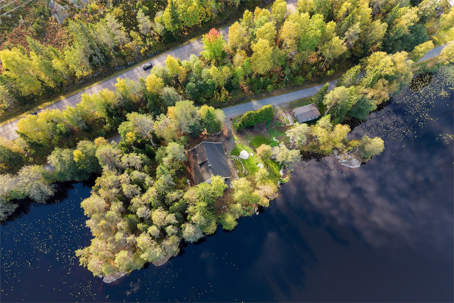 Eiendommen har en sjelden beliggenhet med vann på tre sider og ingen nære naboer.