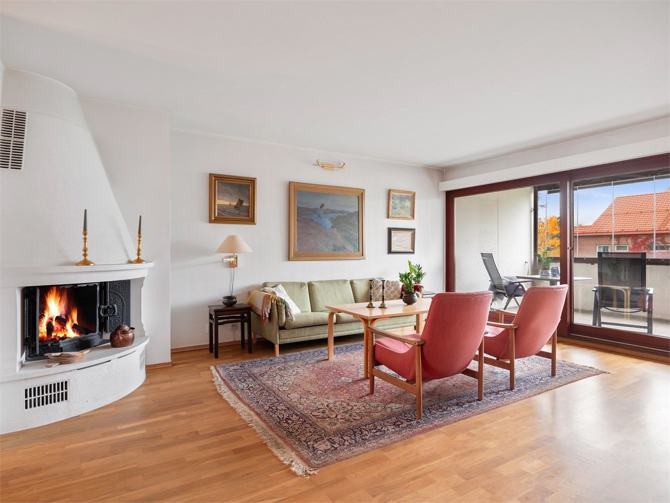 Romslig 4-roms leilighet med oppussingsbehov, to solrike balkonger, peis og garasjeplass