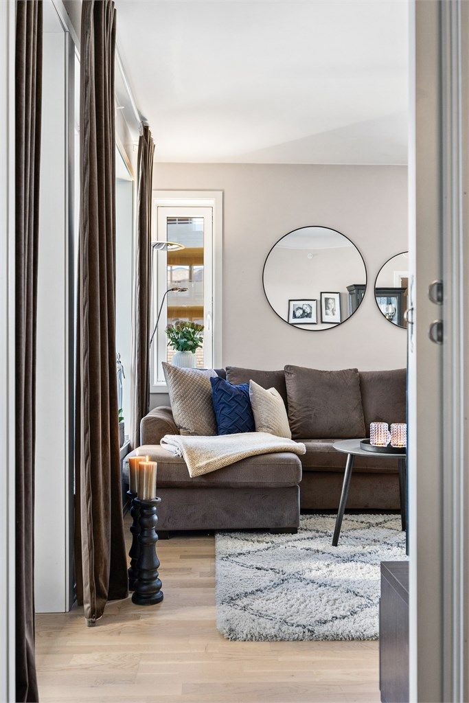 Stuen er enkel å møblere med plass til både sofagruppe og TV-seksjon.