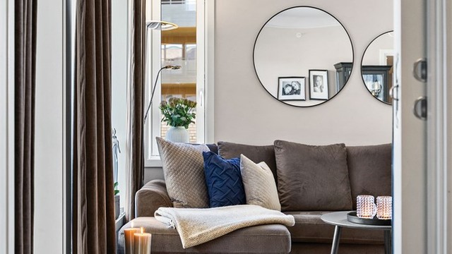 Stuen er enkel å møblere med plass til både sofagruppe og TV-seksjon.