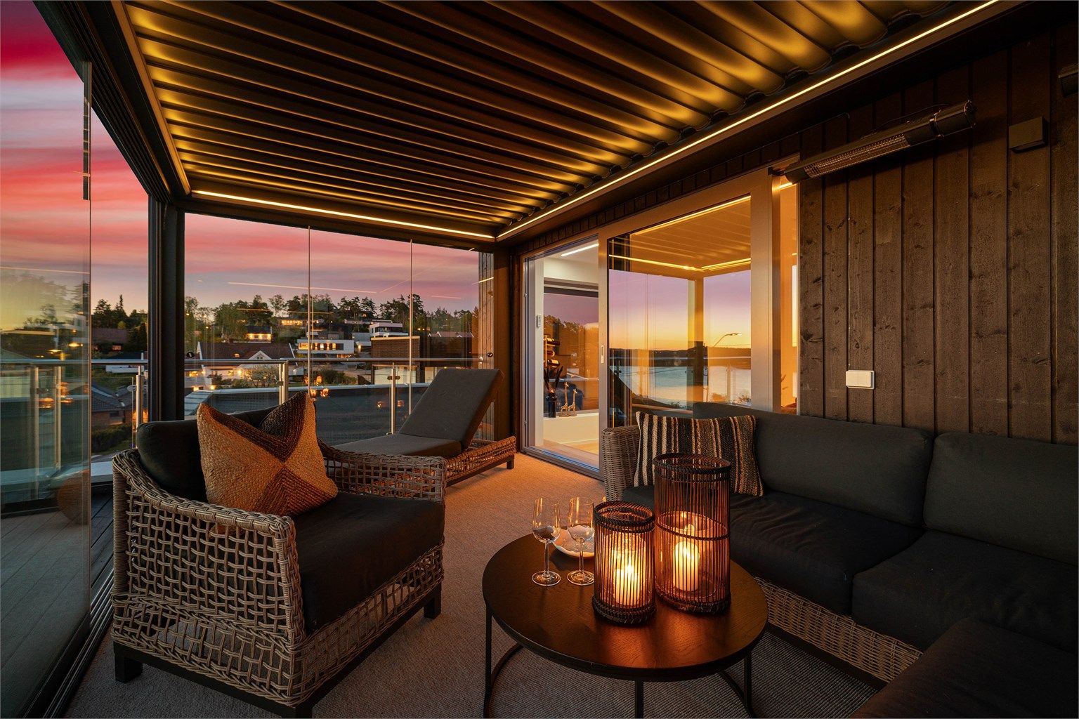 Veggmonterte varmelamper høyner trivselsfaktoren og gjør det mulig å strekke utesesongen i begge retninger.