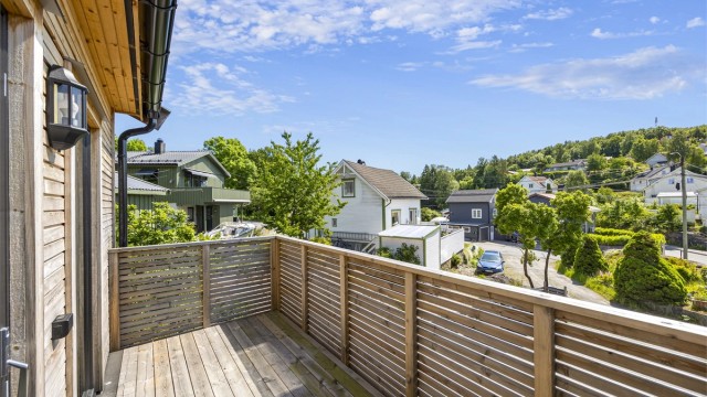 Sola skinner på balkongen fra ca. kl. 07 til kl. 20:00 midtsommers.