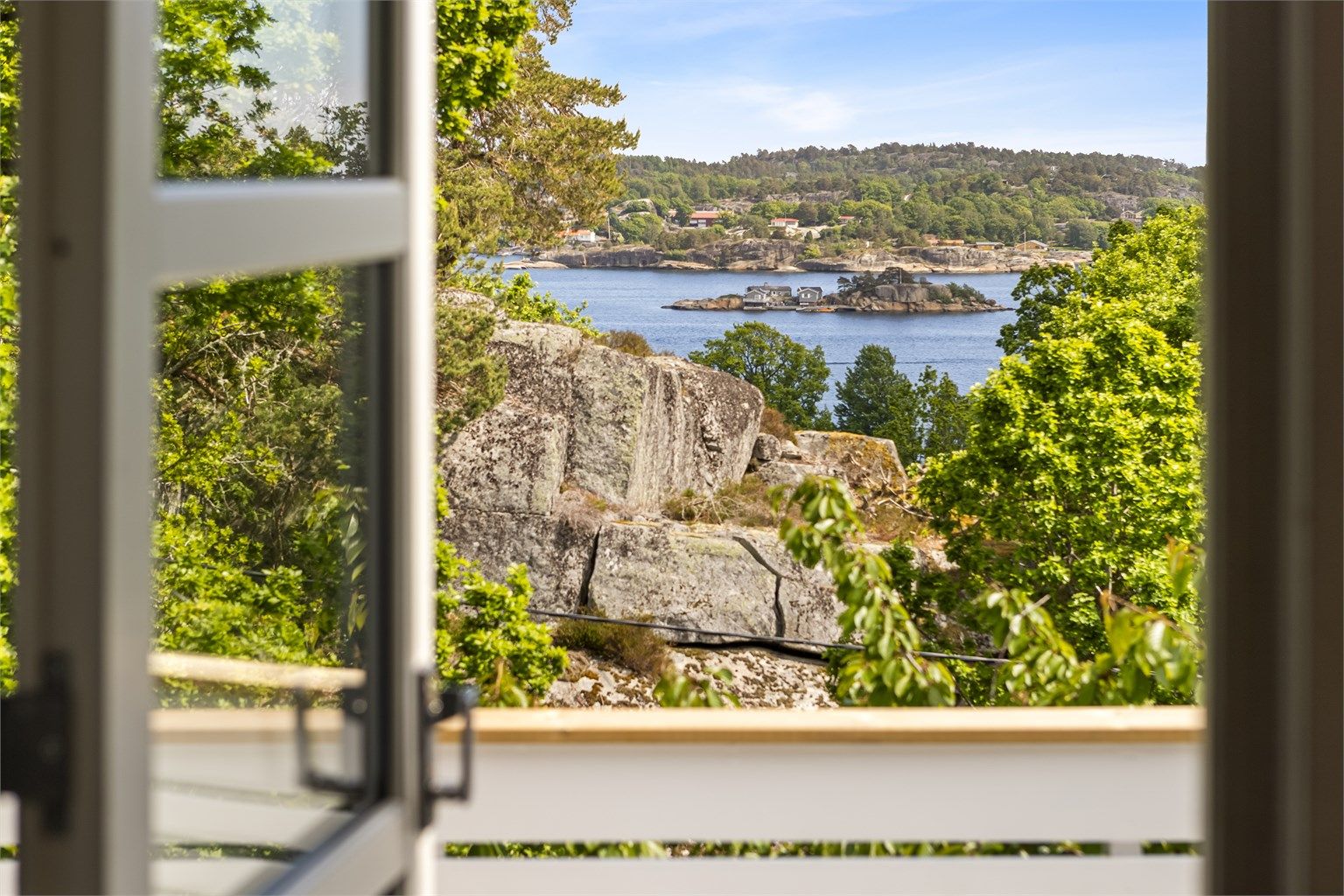 Her kan du nyte utsikt, meget gode solforhold og nærhet til både sjøen og flott turområder.