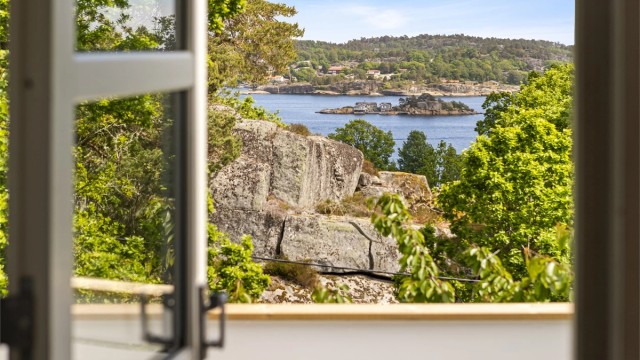 Her kan du nyte utsikt, meget gode solforhold og nærhet til både sjøen og flott turområder.