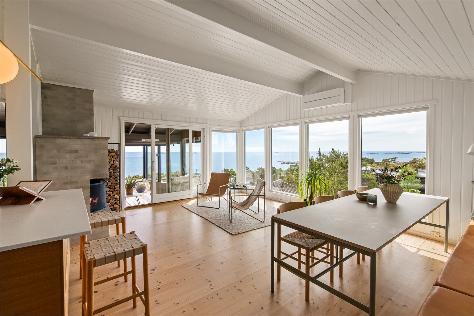 Kjøkken og stuen har store vindusflater vendt mot sjøen og utsikten samt en meget god takhøyde. Dette sørger for en lys og god romfølelse med nærhet til sjøen.