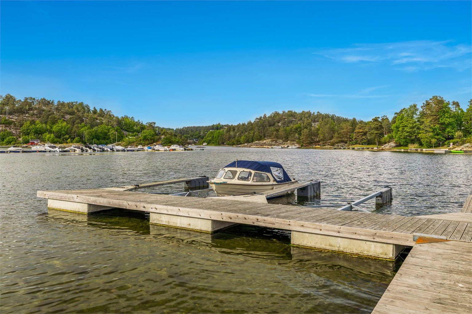 Eiendommen har tinglyst rett til båtfeste, her i felles bryggeanlegg.