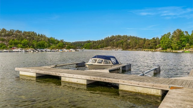 Eiendommen har tinglyst rett til båtfeste, her i felles bryggeanlegg.
