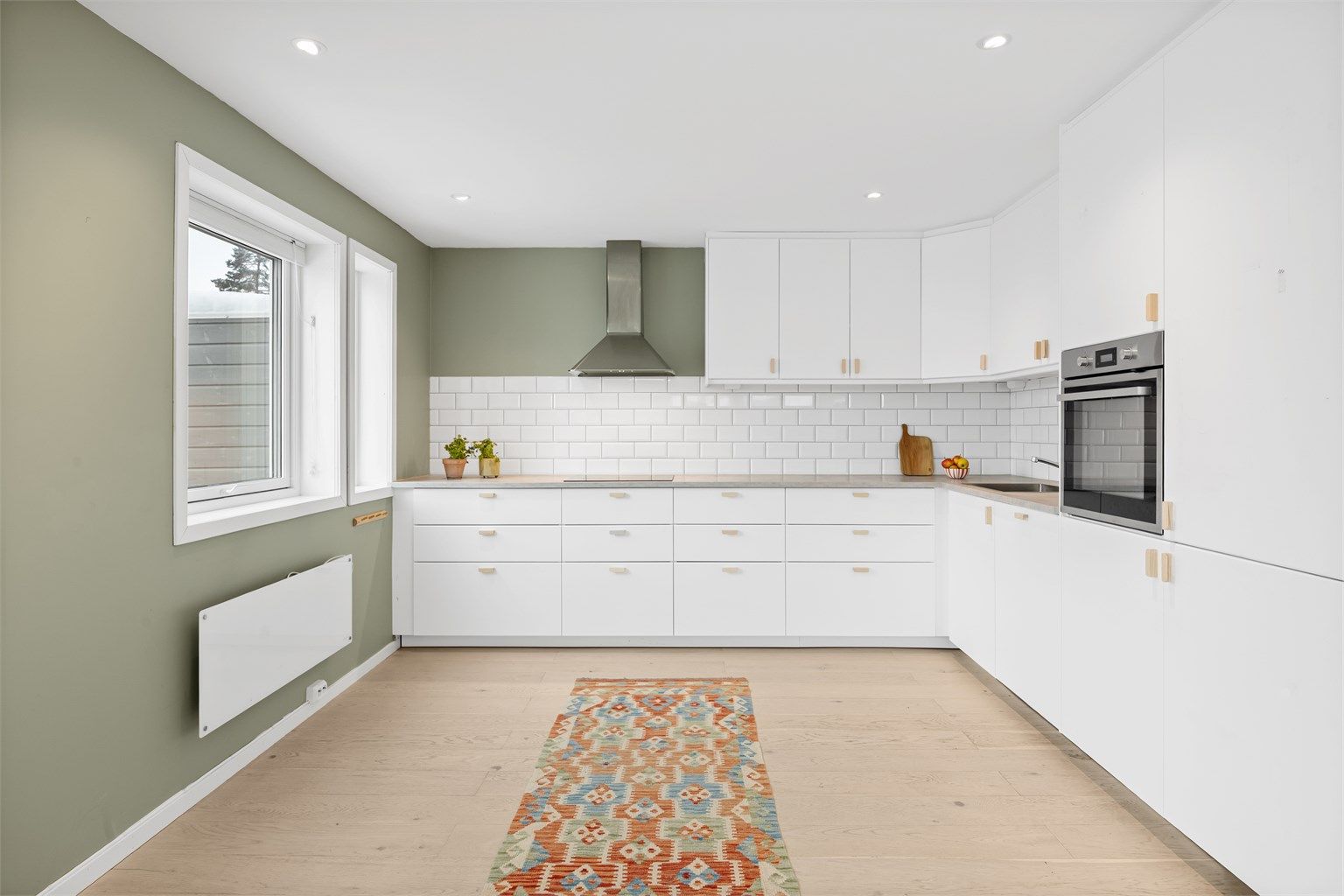 Moderne og stilren IKEA-kjøkkeninnredning fra 2019 med helintegrerte hvitevarer