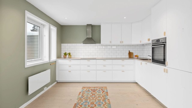 Moderne og stilren IKEA-kjøkkeninnredning fra 2019 med helintegrerte hvitevarer