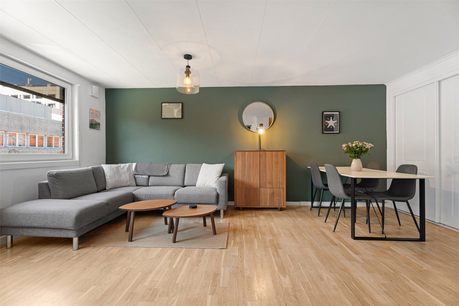 Stuen har en naturlig sonedeling mot spisegruppen, og her får du plass til en større spisegruppe med mulighet for å invitere til hyggelige middager eller spillkvelder. 