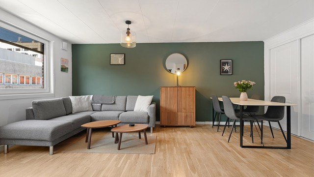 Stuen har en naturlig sonedeling mot spisegruppen, og her får du plass til en større spisegruppe med mulighet for å invitere til hyggelige middager eller spillkvelder.