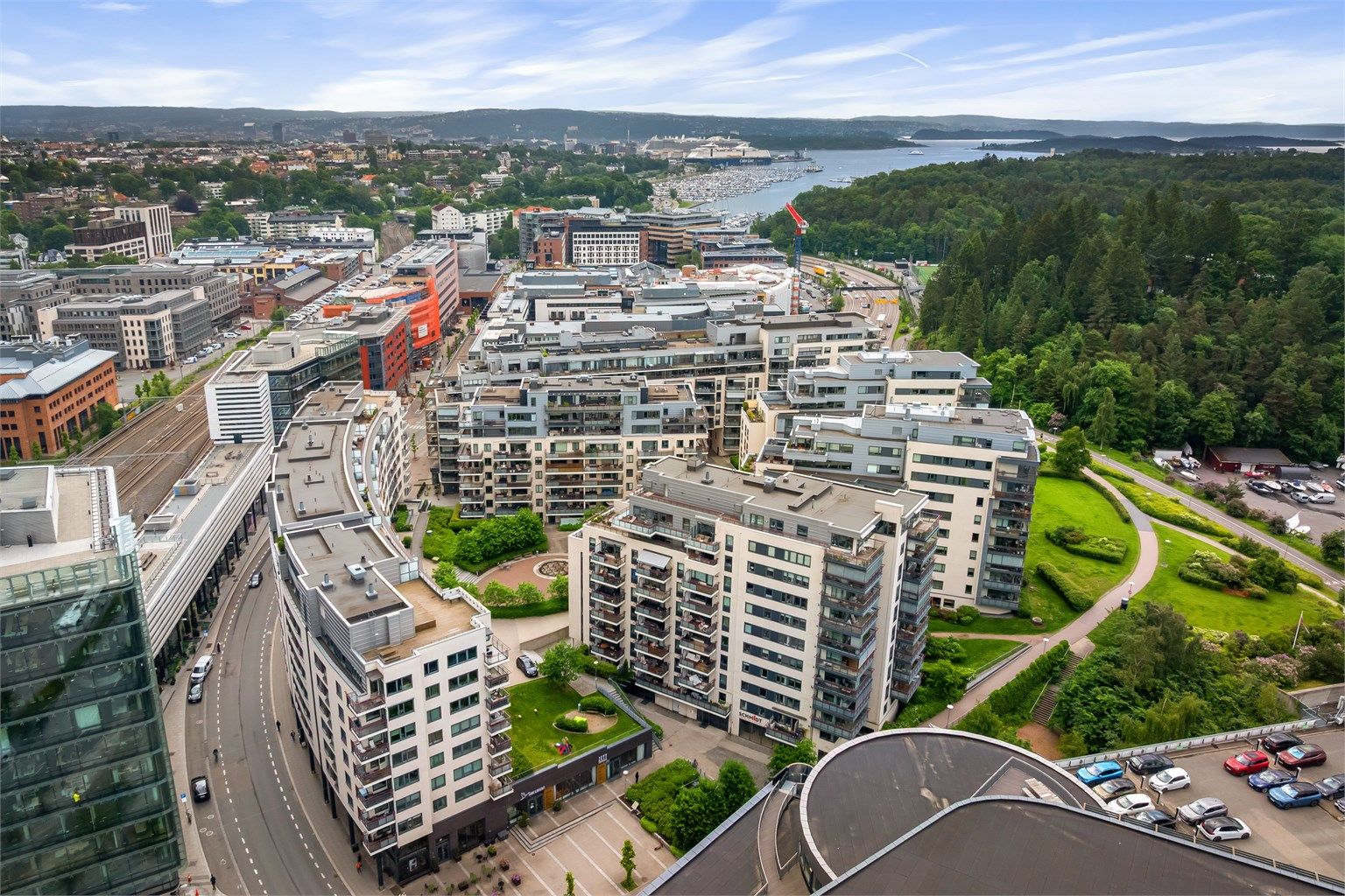 Området kombinerer en sentral beliggenhet med nærhet til grøntområder og sjøen.