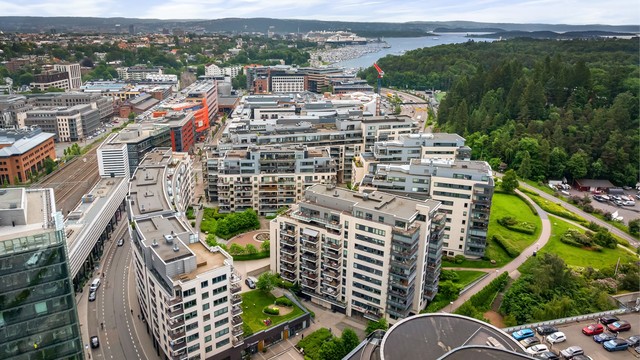 Området kombinerer en sentral beliggenhet med nærhet til grøntområder og sjøen.