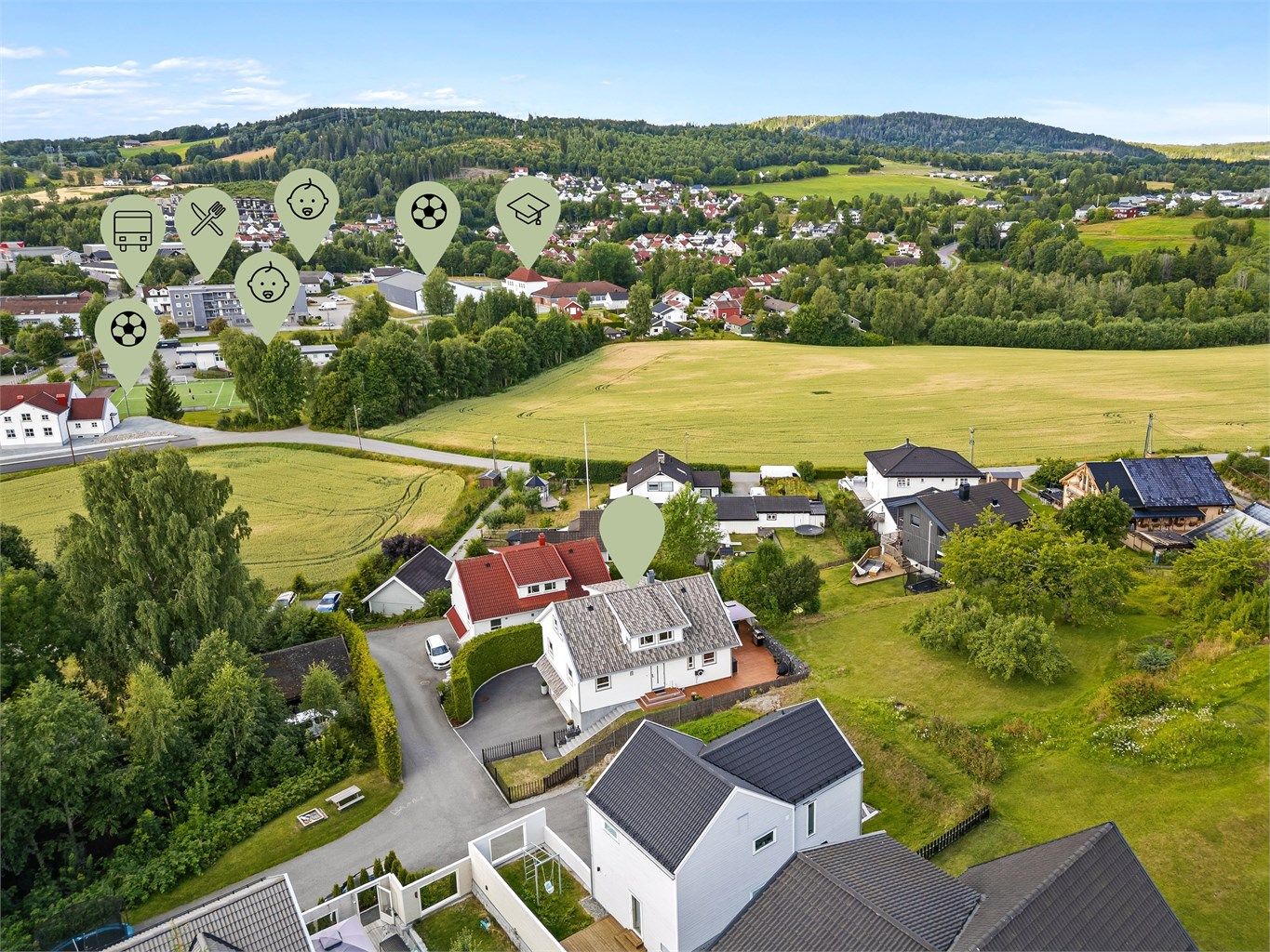 Her er det kort gangavstand til barneskole med tilhørende idrettsanlegg og flere barnehager.