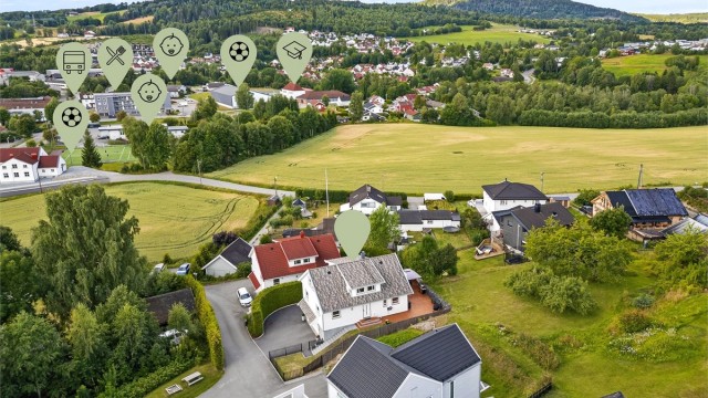 Her er det kort gangavstand til barneskole med tilhørende idrettsanlegg og flere barnehager.