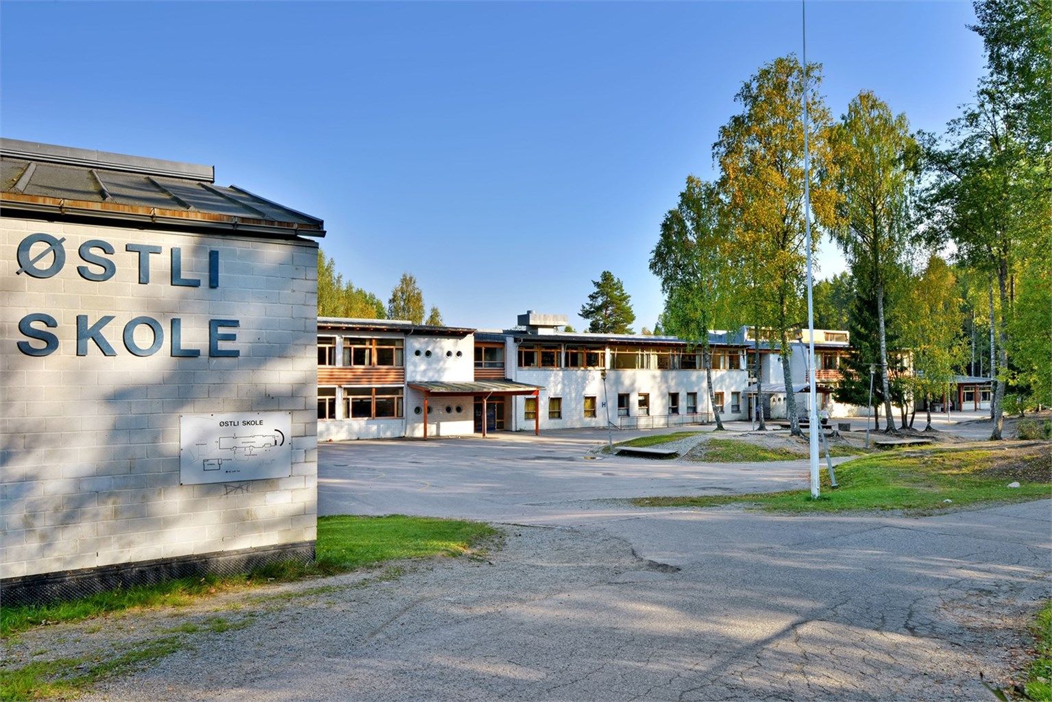 Gangavstand til Østli barneskole, forøvrig kort avstand til Flåtestad ungdomsskole