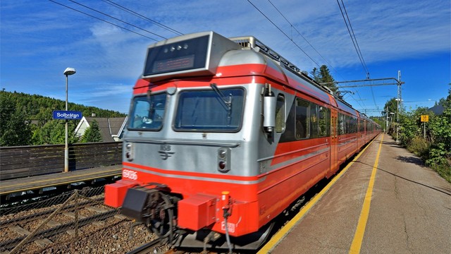 Gangavstand til Solbråtan og Kolbotn stasjon med god forbindelse mot blant annet Oslo - snaut 20 min til Oslo S, og går hvert 15. minutt store deler av dagen på hverdager - i tillegg kort vei til bussholdeplass fra boligen