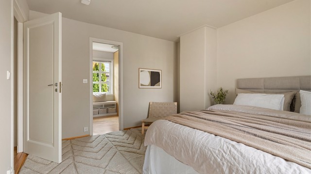 Direkte tilgang til baderom og romslig garderoberom - her får du en skikkelig hotellfølelse hver dag!
