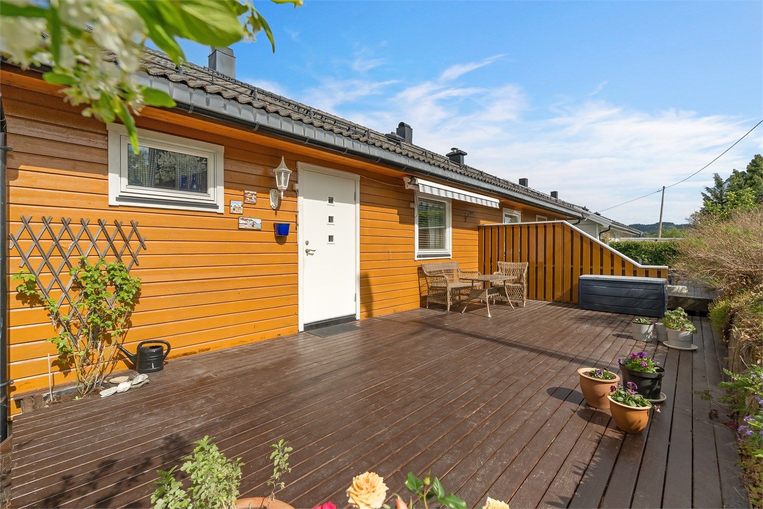 I hovedetasjen har man også direkte utgang til veranda på ca. 30 kvm. 