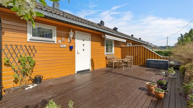 I hovedetasjen har man også direkte utgang til veranda på ca. 30 kvm.